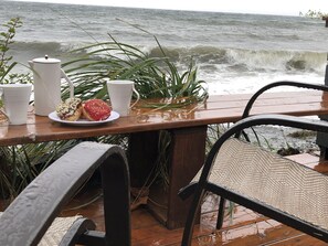 Outdoor dining - Beachfront Cozy Duplex, Hot Tub BBQ  Adult Only clam/oyster kayak rental (Qualicum Beach)