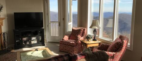 Televisie, een open haard, Netflix en een dvd-speler