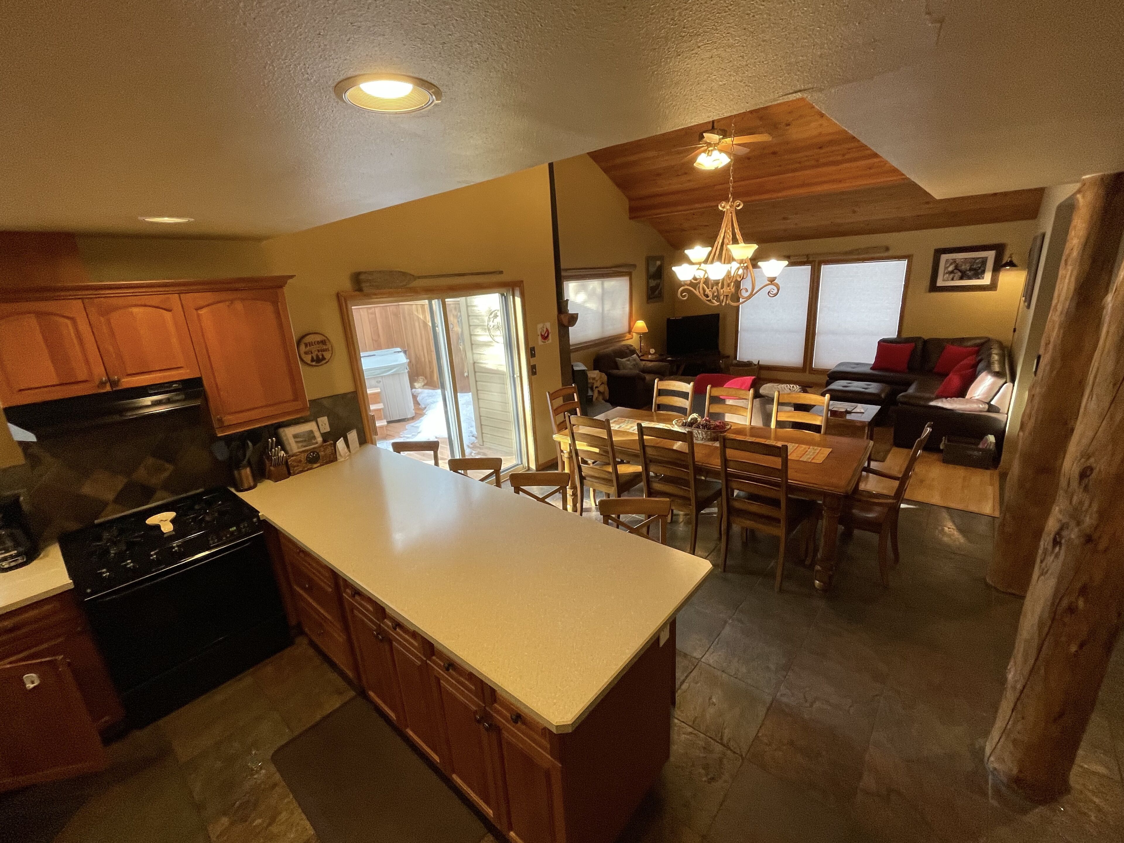 Cozy home with Wi-Fi, SHARC passes, and private hot tub