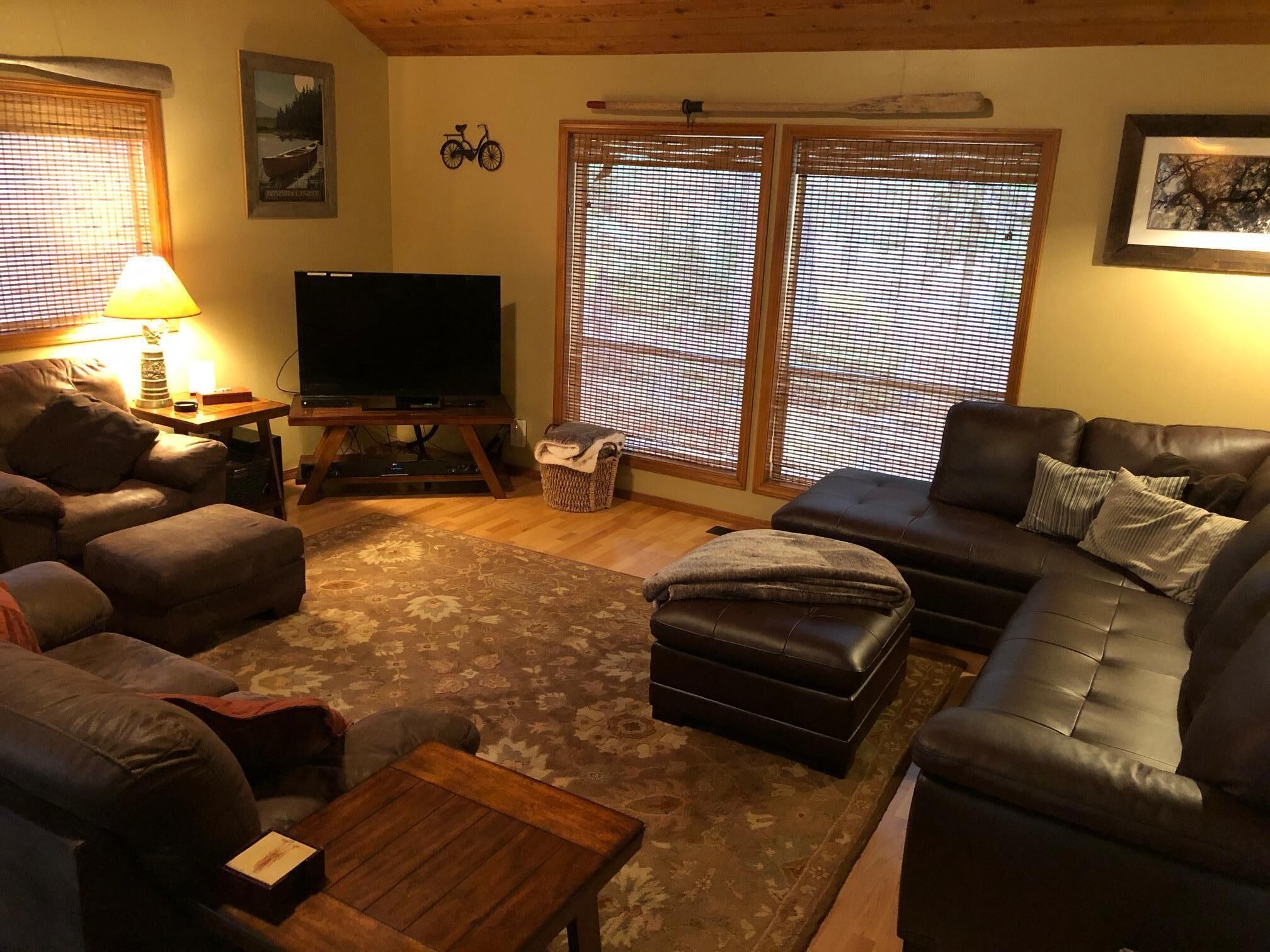 Cozy home with Wi-Fi, SHARC passes, and private hot tub