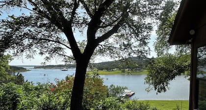 True Waterfront Home - 4 chambres, 2 salles de bain, véritable front de mer avec des vues spectaculaires