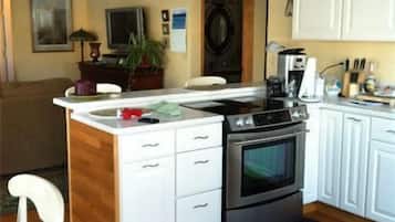 Kylskåp, mikrovågsugn, ugn och spishäll