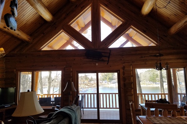 TV, caminetto, lettore DVD, tavolo da ping pong