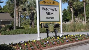 Schild für Beachwalk Villas mit der Telefonnummer 5050-5209.