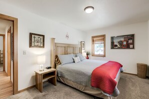 4 bedrooms, desk, iron/ironing board, travel cot