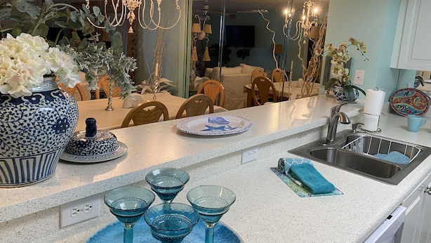 Una cocina moderna con un lavamanos, encimera y objetos decorativos.