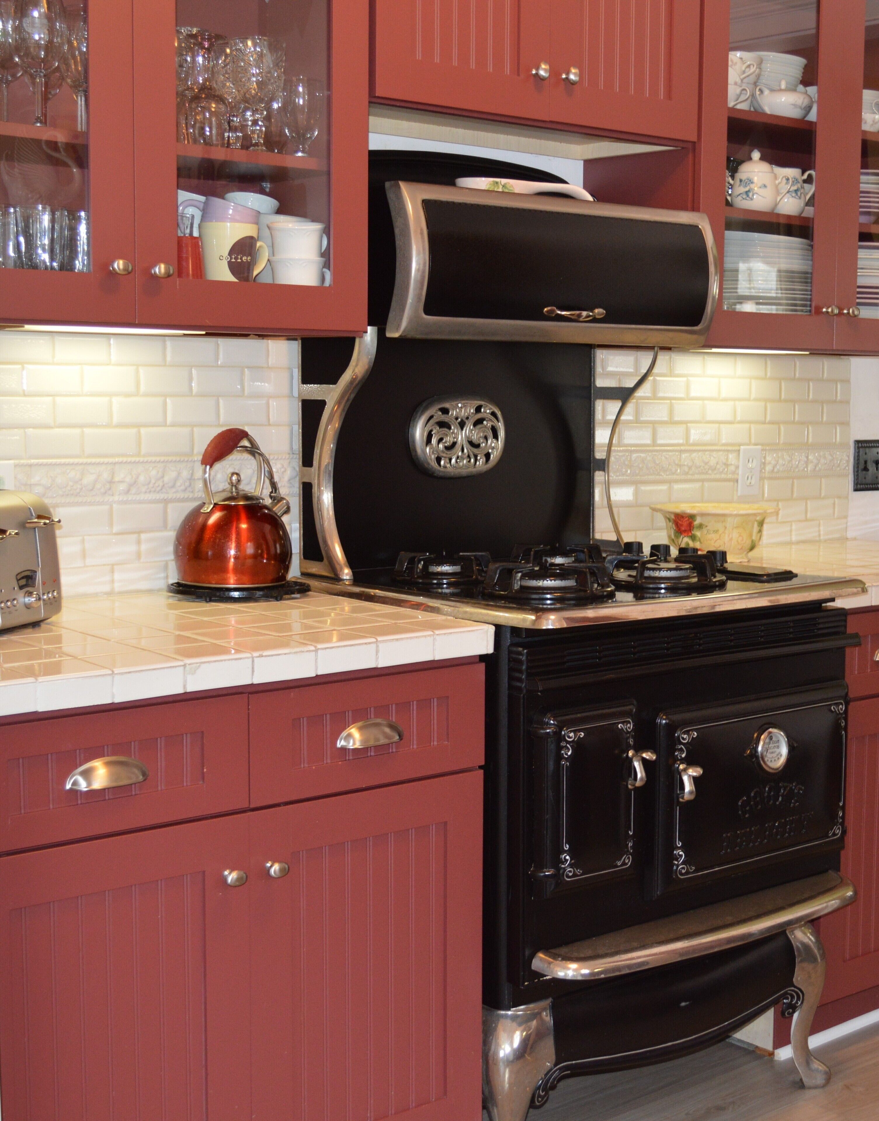 A Victorian Rose, DOWNTOWN, hot tub, man cave,couples, families & groups welcome