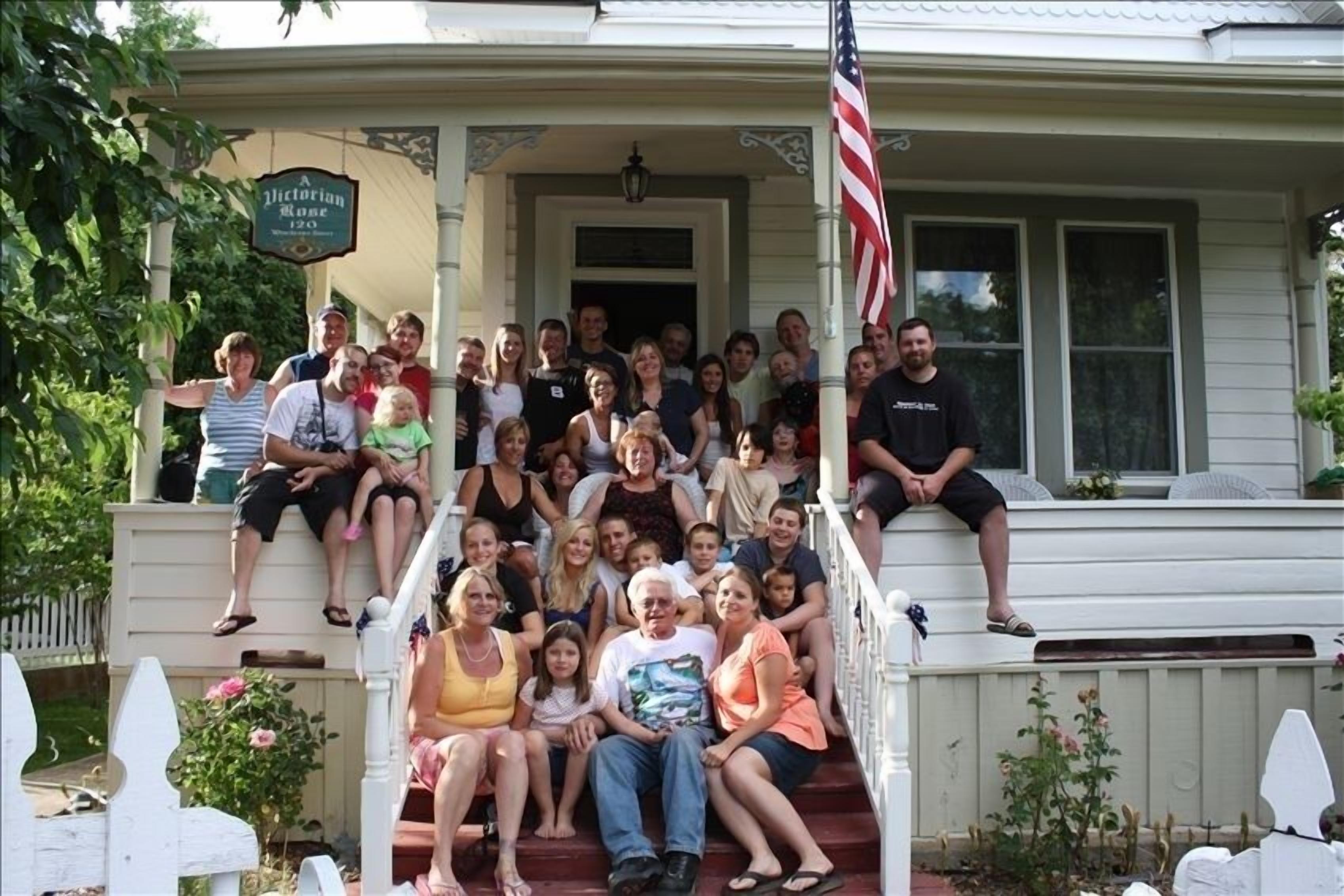 A Victorian Rose, DOWNTOWN, hot tub, man cave,couples, families & groups welcome