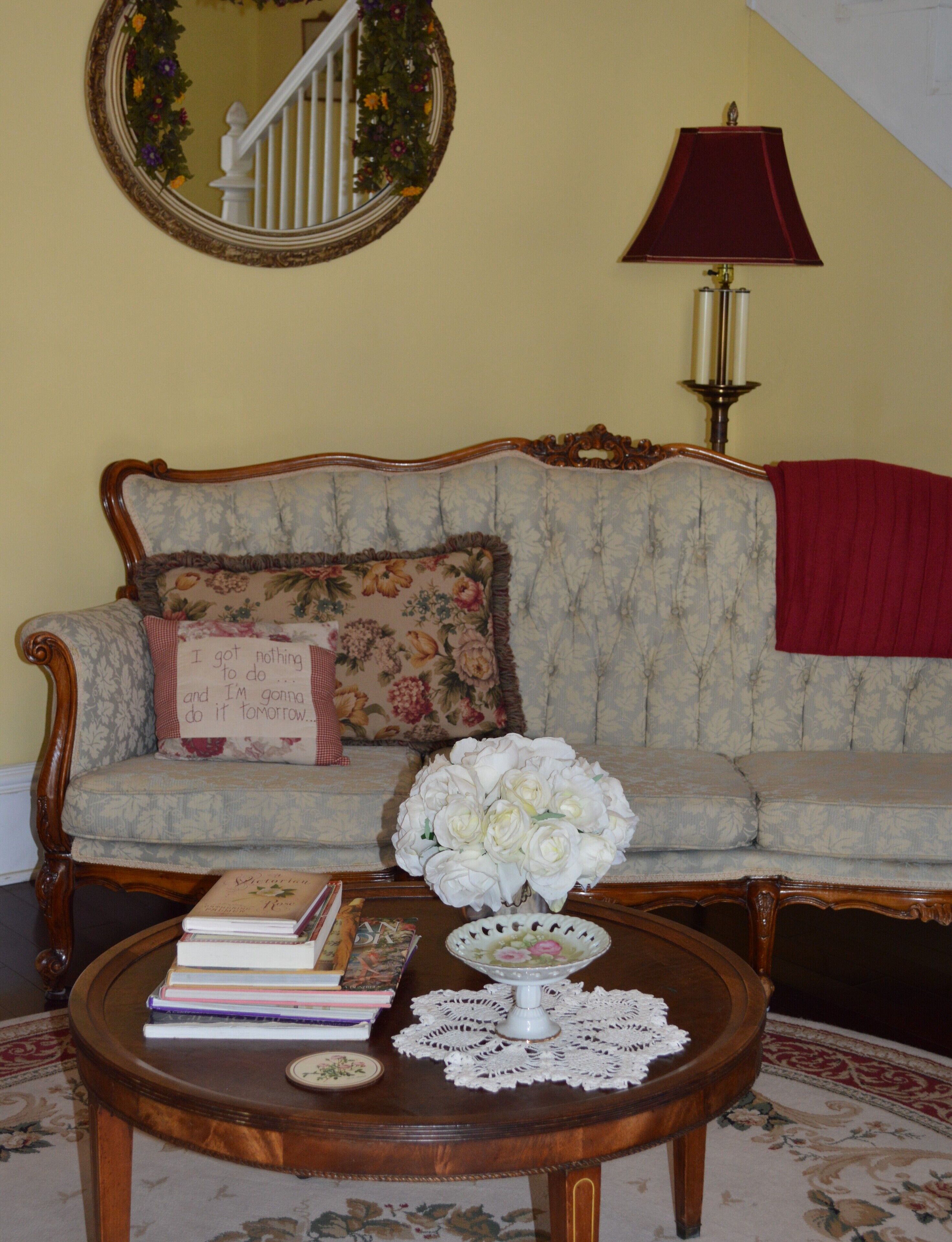 A Victorian Rose, DOWNTOWN, hot tub, man cave,couples, families & groups welcome