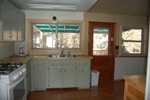 Fridge, microwave, oven, stovetop - Cozy Cabin On The Creek - Now with internet!!! (Cody)