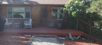 Cozy Cabin On The Creek - Now with internet!!!