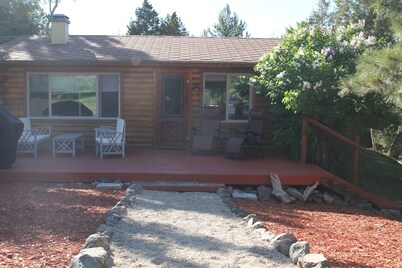 Cozy Cabin On The Creek - Now with internet!!!