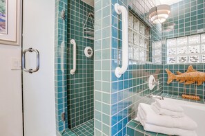Bathtub, towels - Amazing ocean front, ground floor condo in Mission Beach! Book now and save! (San Diego)