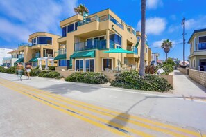 Exterior - Amazing ocean front, ground floor condo in Mission Beach! Book now and save! (San Diego)