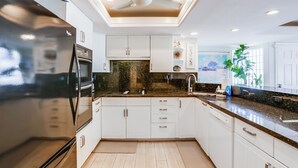 Coffee/tea maker, fridge, microwave, oven - Amazing ocean front, ground floor condo in Mission Beach! Book now and save! (San Diego)