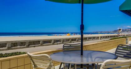 Amazing ocean front, ground floor condo in Mission Beach! Book now and save!