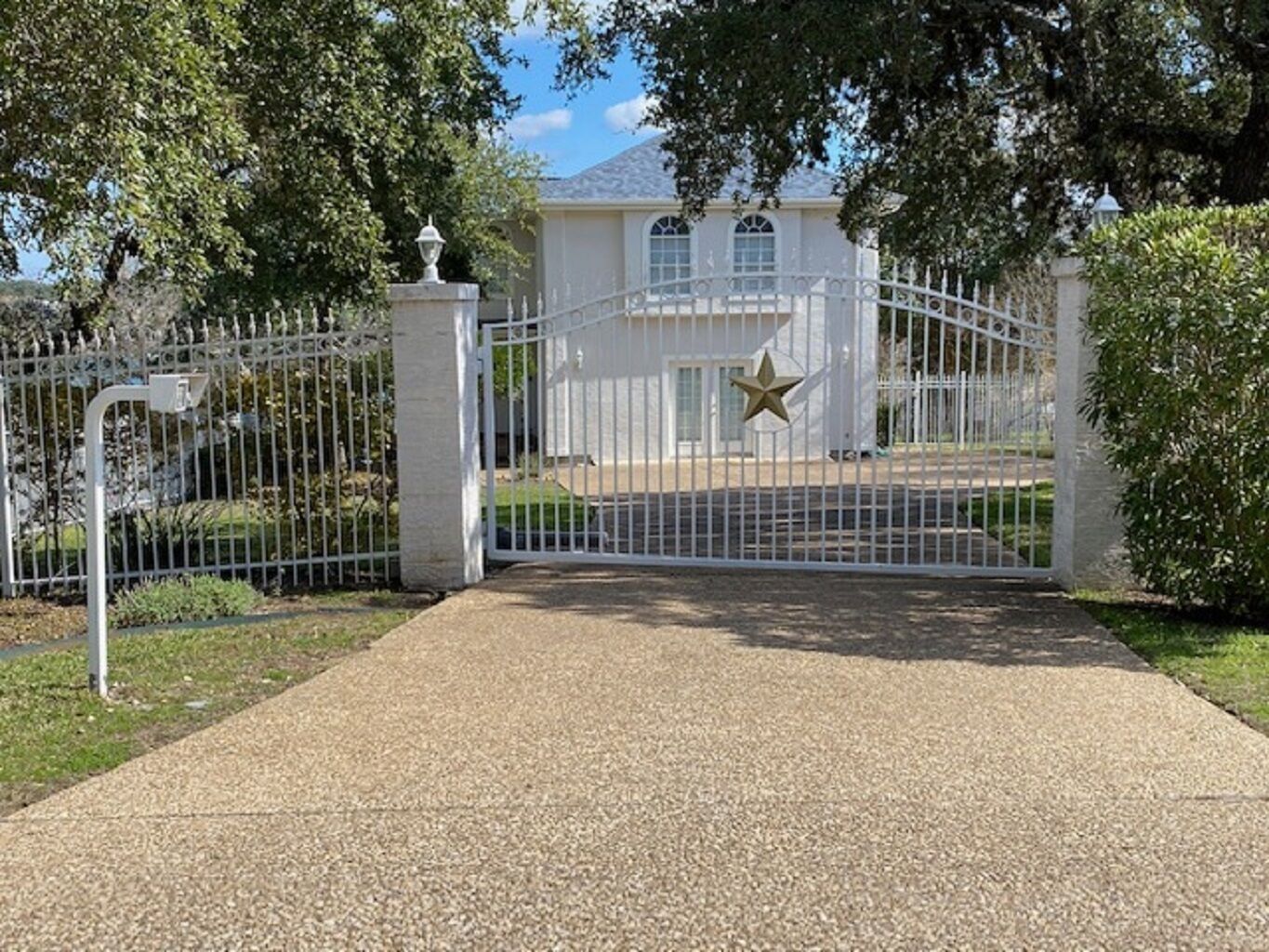 Picturesque Lakefront W/Pool & Hot Tub!!
