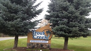 Panneau indiquant le complexe hôtelier et les locations de vacances de Trout Creek.