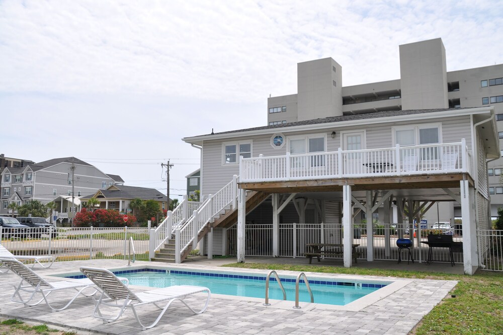 Ocean view, Pet Friendly house with private swimming pool! Sleeps 10.