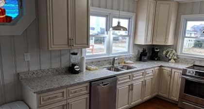 Ocean view, Pet Friendly house with private swimming pool! Sleeps 10.