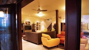 Una sala de estar moderna con un sofá, una mesa de centro y un televisor.