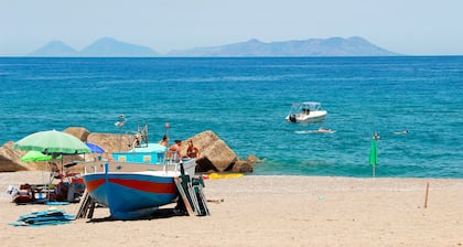 Incroyable villa en bord de mer, vue sur Ăźles Ăoliennes, accĂšs direct Ă la plage