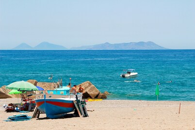 Amazing Beachfront Villa, Aeolian Islands View And Direct Access To The Beach
