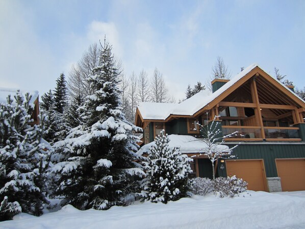 Exterior - Luxury Whistler Accomodations - 4 Bedroom Montebello Townhome - Hot Tub - WiFi (Whistler)