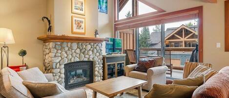 Smart TV, lareira, DVD player, livros