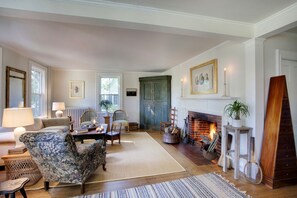 Smart TV, DVD player, books, stereo