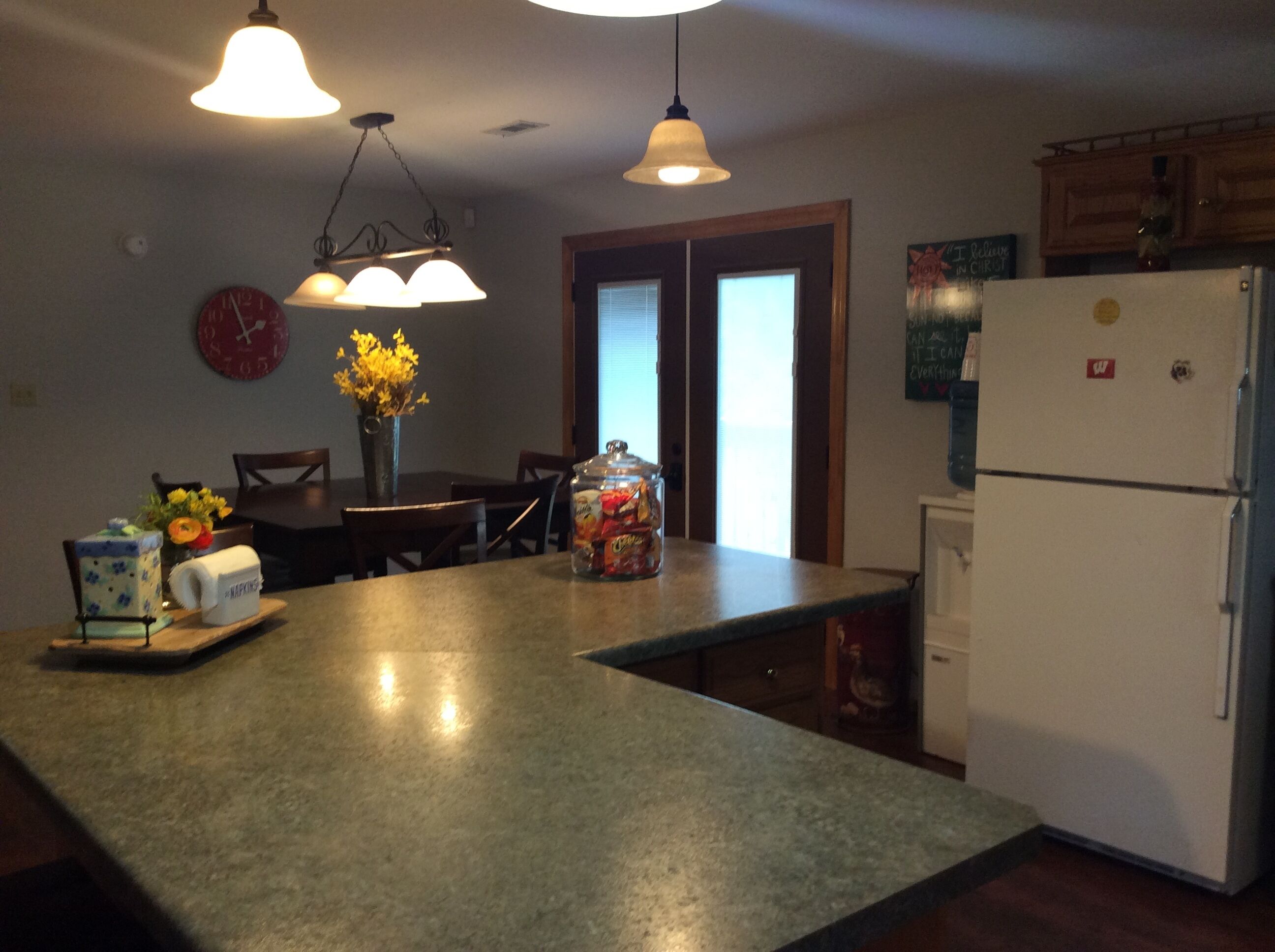 Lakefront, sleeps 6-14, 20 min to Fayetteville. Family lake time!