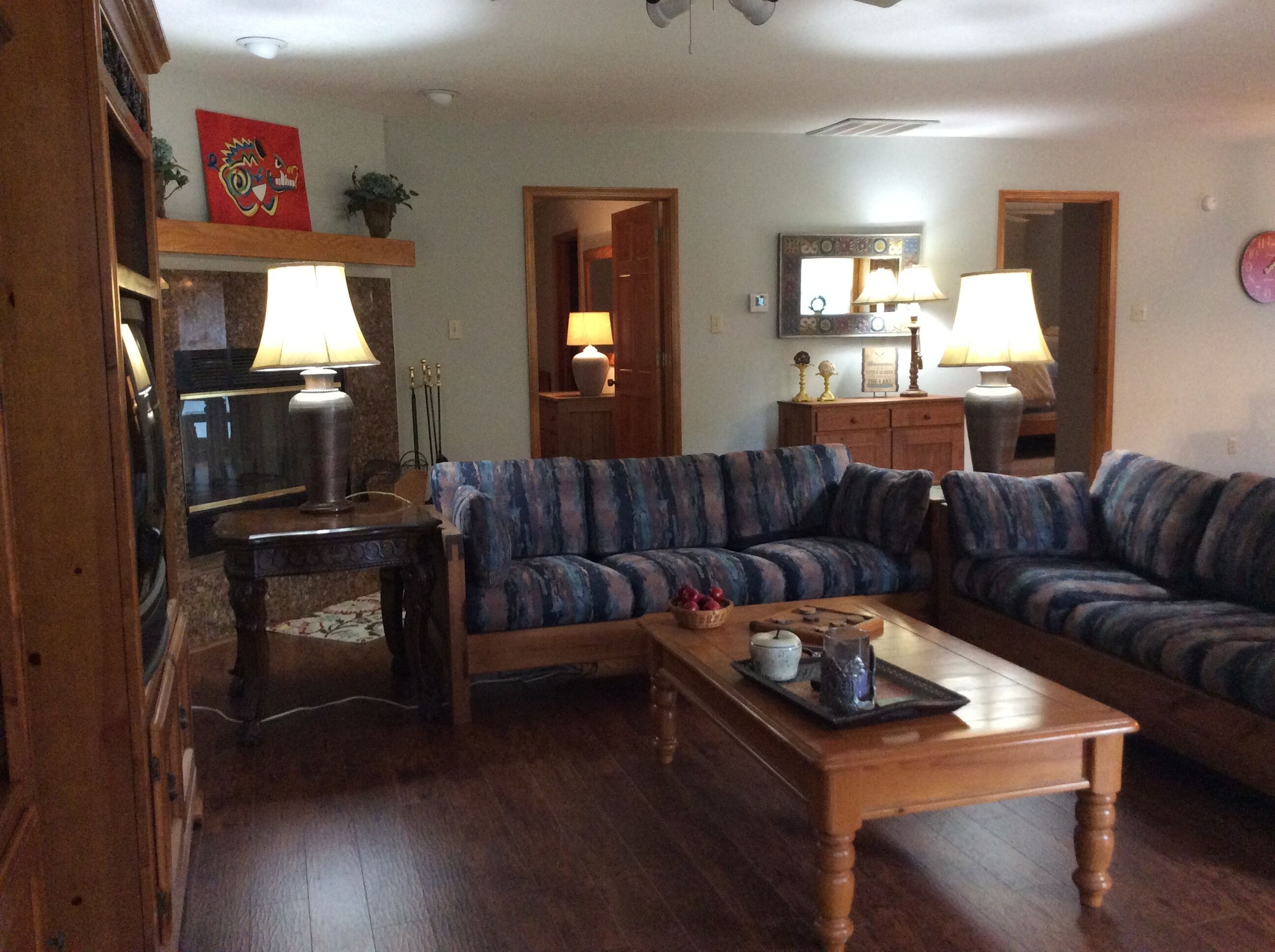 Lakefront, sleeps 6-14, 20 min to Fayetteville. Family lake time!