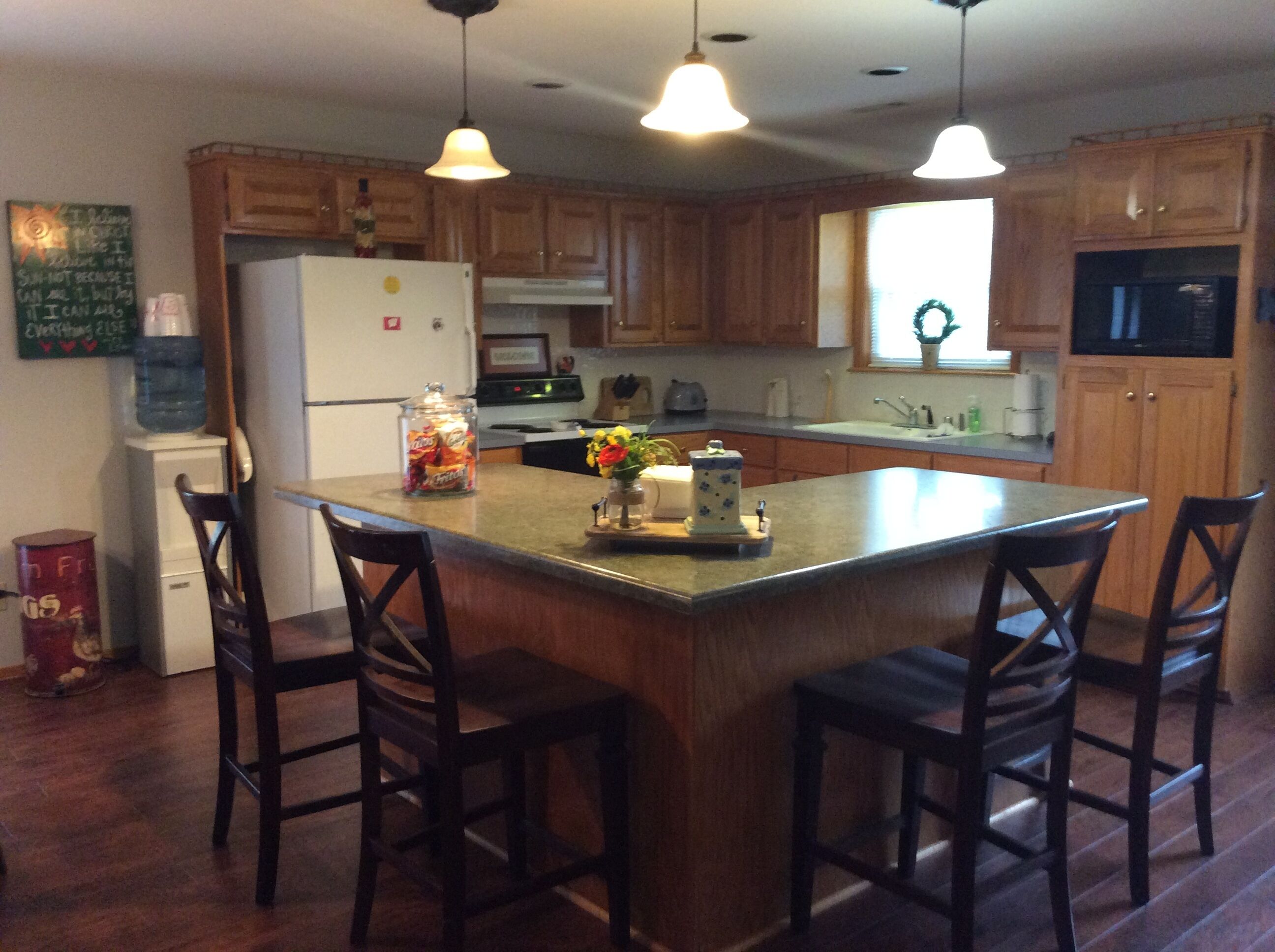 Lakefront, sleeps 6-14, 20 min to Fayetteville. Family lake time!