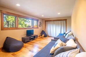 Smart TV, chimenea, tenis de mesa y estéreo
