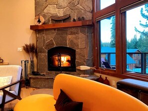Smart TV, chimenea, tenis de mesa y estéreo