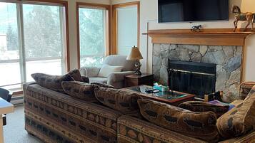 TV, fireplace, stereo