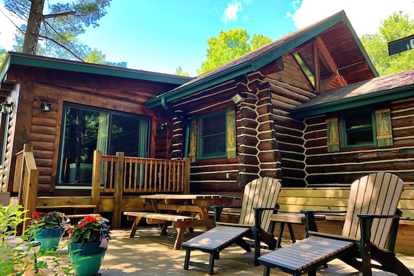 Beautiful lakeside log cabin with large deck overlooking lake