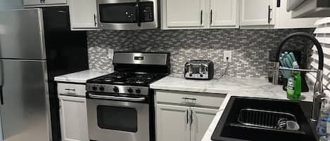 Geladeira, micro-ondas, fogão, cooktop