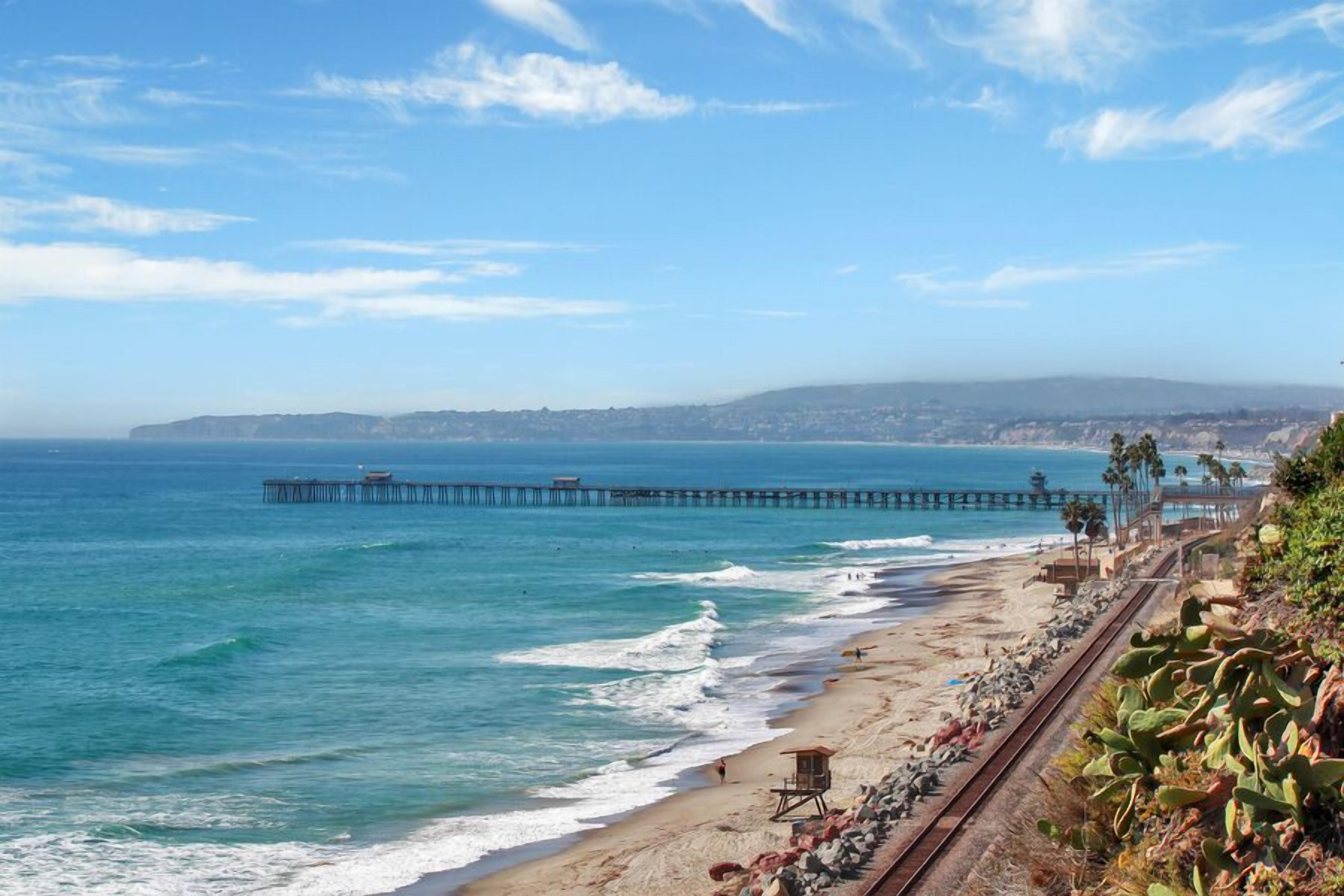 在海滩、沙滩椅、沙滩毛巾