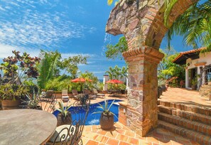 Una piscina al aire libre, una piscina climatizada