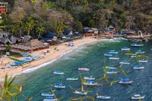 Ubicación cercana a la playa y toallas de playa