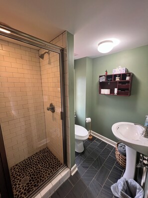 Een douche, een haardroger, handdoeken