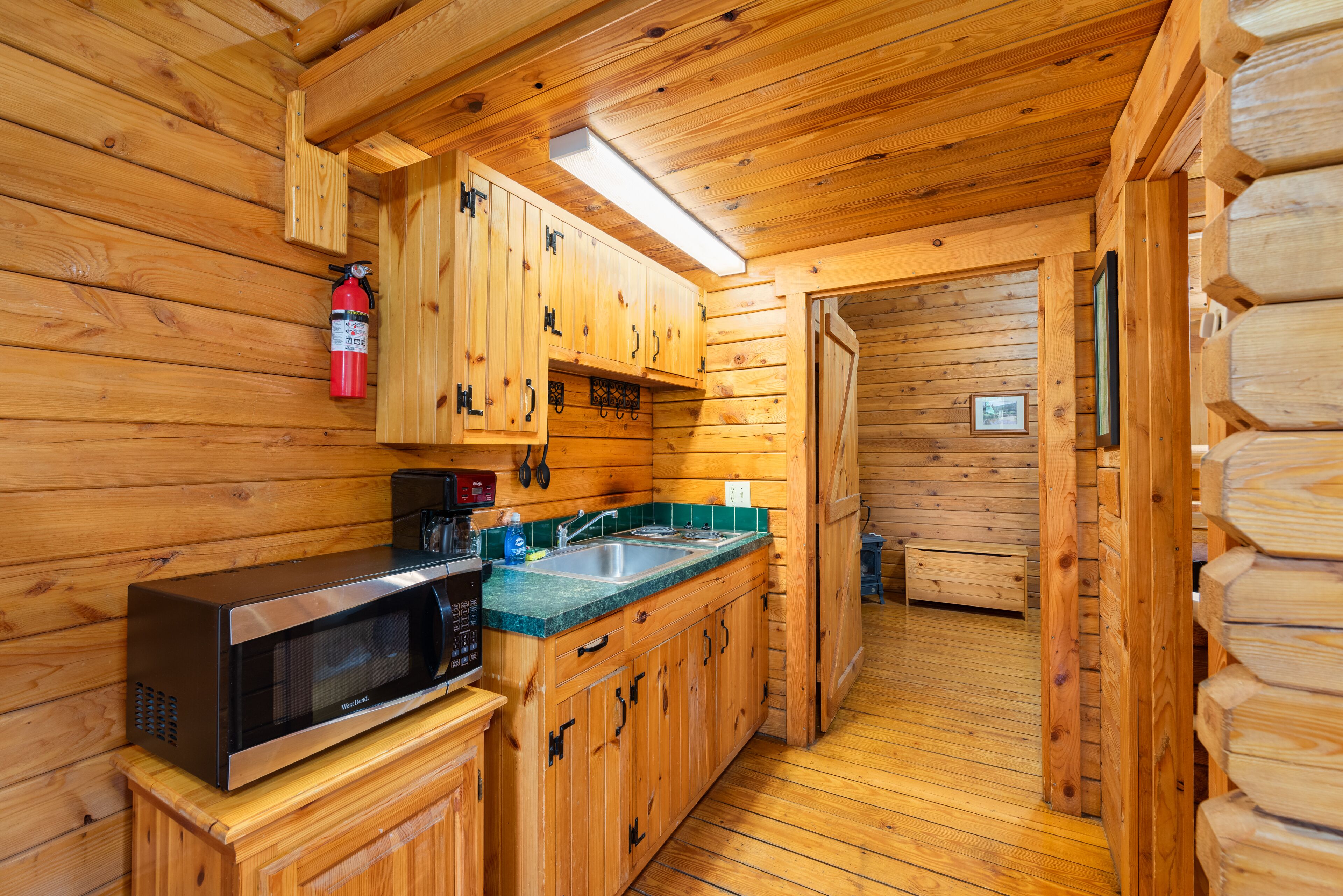 Log Cabin, 6 person hot tub! Over 150 yards of river frontage!