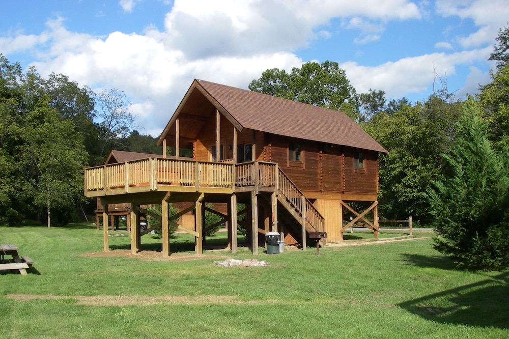 Log Cabin, 6 person hot tub! Over 150 yards of river frontage!