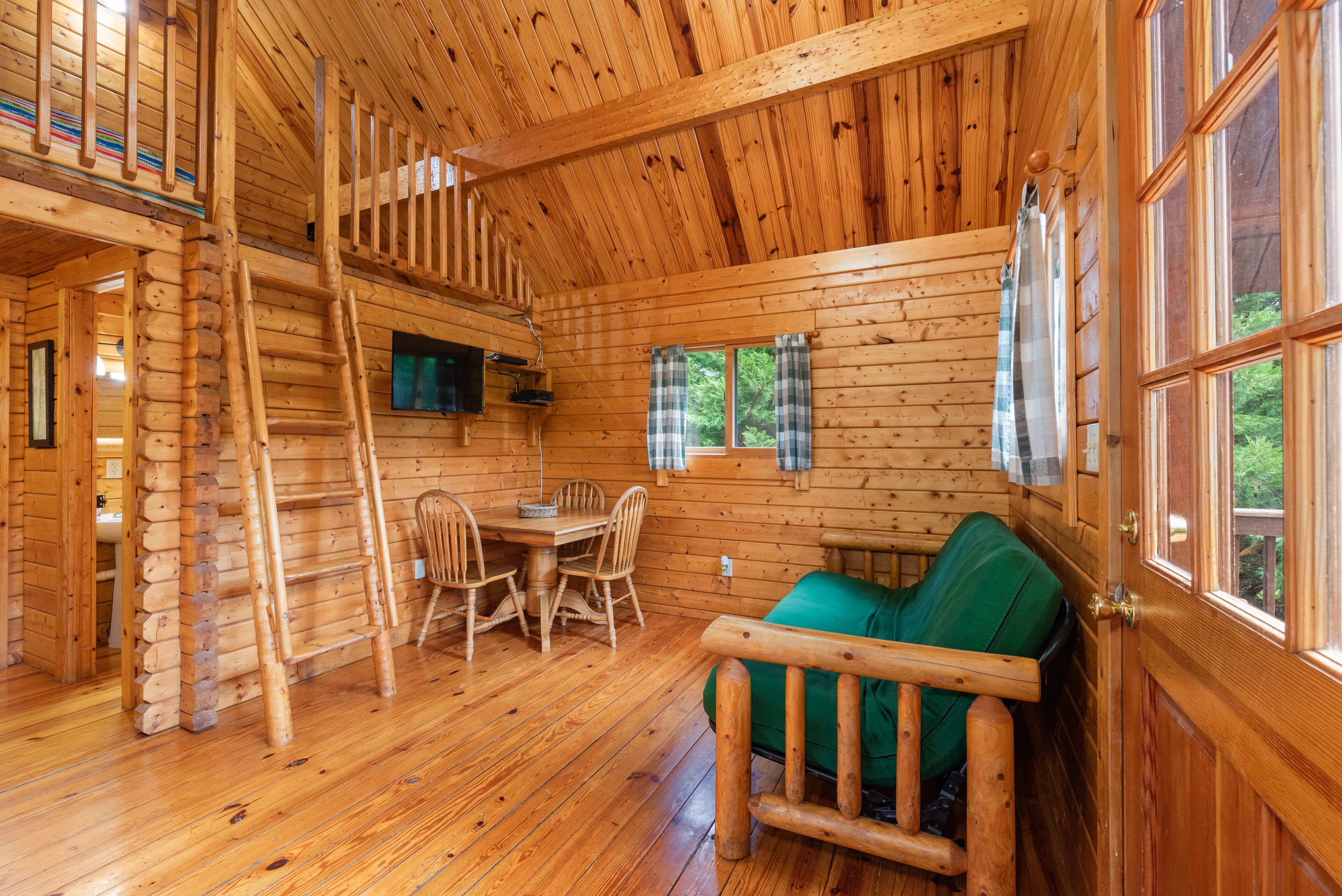 Log Cabin, 6 person hot tub! Over 150 yards of river frontage!