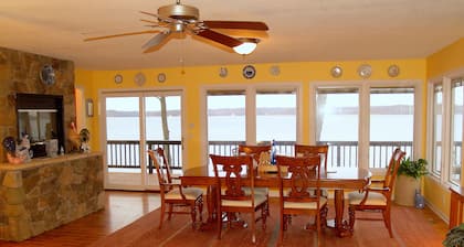 KY Lake Arts & Crafts Cedar Shake Home / On-site Boat Rentals with Private Dock