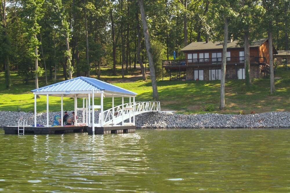 KY Lake Arts & Crafts Cedar Shake Home / On-site Boat Rentals with Private Dock