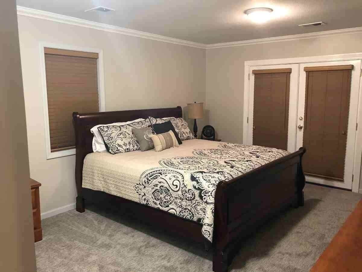 5 bedrooms, desk, iron/ironing board, WiFi (free)