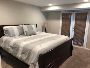 5 bedrooms, desk, iron/ironing board, WiFi (free)