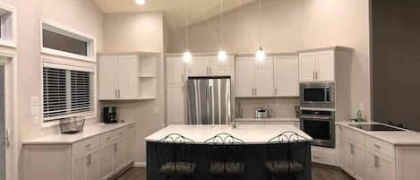 Cafetera/tetera, refrigerador, microondas, horno